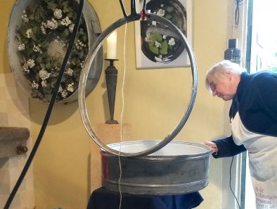 Corneel Beijert – Baan is bezig met de restauratie van een trommel.