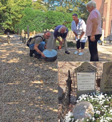 Leon Bok, Klaas Kwadijk en Irmgard van de Nes bekijken het graftrommeltje. Rechts staat Klaas zijn vrouw. Foto MEDIAHUIS. Rechtsonder het graftrommeltje in april van dit jaar. Foto FUNERAIRE ADVIEZEN.  