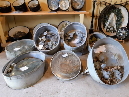 De ongerestaureerde trommel met middenvoor de trommel van hoofdonderwijzer Jan van der Woude