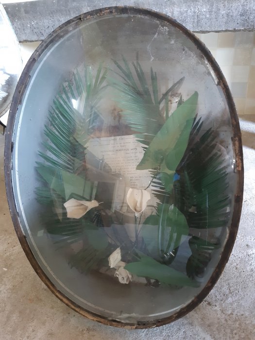 De ongerestaureerde graftrommel van Hermanus Hendrikus Hofs en zijn oudste zoon Bernard Johan Hofs, de trommel is in 1981 al een keer opgeschilderd