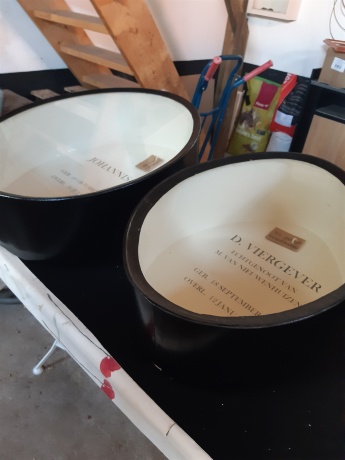 De twee gerestaureerde trommels met alleen tekst