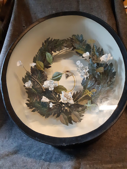 Oktober 2022, de gerestaureerde krans en graftrommel